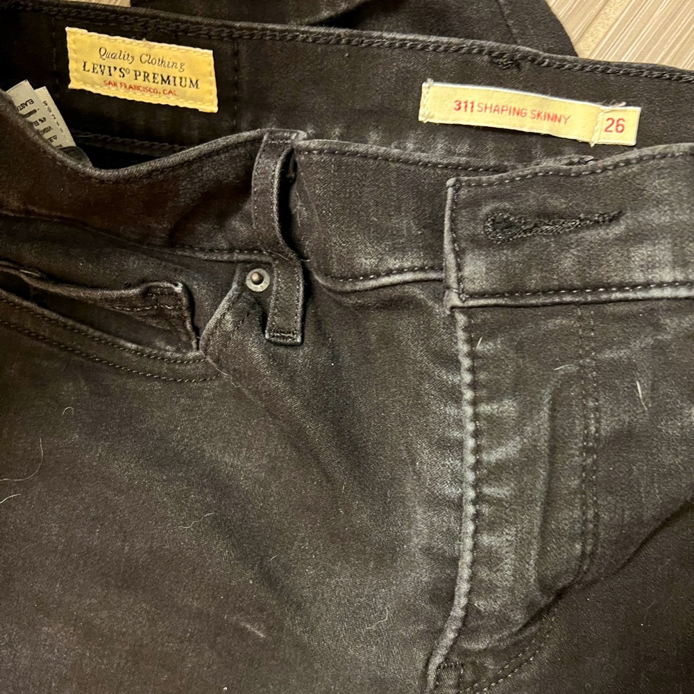 LEVIS 311 shaping skinny jeans. Size 26